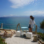 Nászutas feleség néz a távolba