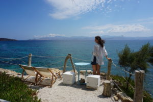 Nászutas feleség néz a távolba