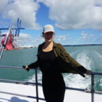 Rangitoto fele kompozunk, háttérben az aucklandi kikötő