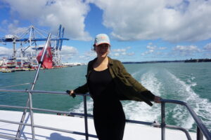 Rangitoto fele kompozunk, háttérben az aucklandi kikötő