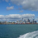 Auckland a távolból - kikőtő, felhőkarcolók