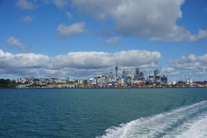 Auckland a távolból - kikőtő, felhőkarcolók